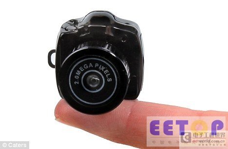 美国公司Hammacher Schlememr研制的微型照相机，只有指尖大小，可拍摄2兆像素照片，也可拍摄视频