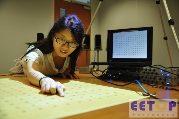 用震动传感器搭建的廉价多点触摸系统 适应多种表面