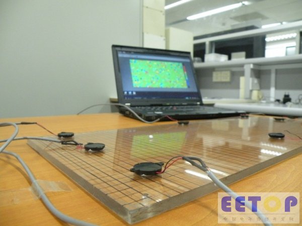 用震动传感器搭建的廉价多点触摸系统 适应多种表面