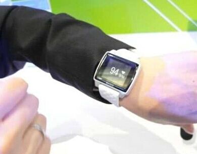 现场展出BASIS的智慧表，可测量使用者心跳、步行距离。