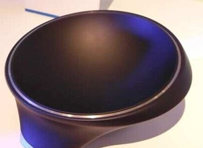 现场展示一款无线充电碗，采用A4WP的无线充电技术