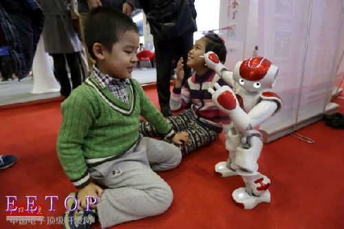 11月24日北京世界机器人博览会展出一款可以陪儿童玩耍的机器人（路