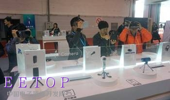 观众在歌尔展区争相体验VR产品