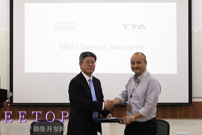 SGS中国消费电子产品服务部总监赵晖先生(右)与韩国TTA总监Woong Jang先生(左)现场签约