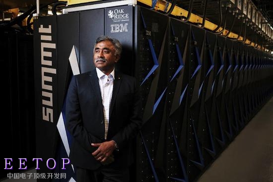 美国橡树岭国家实验室官员站在Summit前