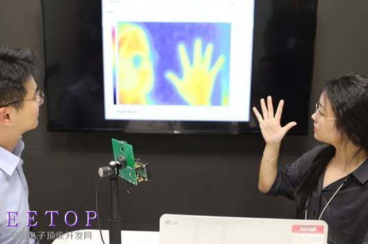 研究人员正在检测热像仪模块