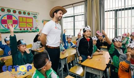 Amir为孩子们上了一趟有趣的英语课